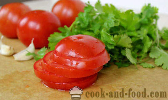 Mausteinen alkupala tomaatteja
