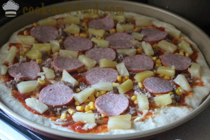 Hiiva pizza lihaa ja juustoa kotona - askel askeleelta valokuva-pizza resepti jauheliha uunissa