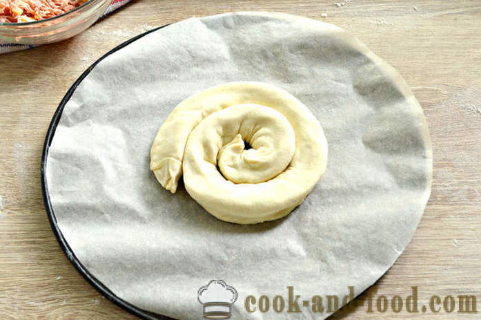 Pie Snail valmiista lehtitaikina - kuten paistaminen kerros kakku, etana juustoa ja makkaraa, askel askeleelta resepti kuvat