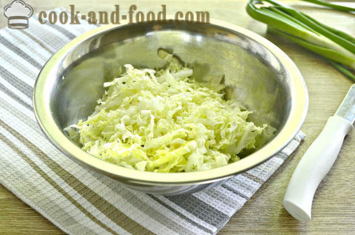 Majoneesi salaatti kiinankaali ja makkaraa - Kuinka valmistautua salaatti kiinankaali munan, askel askeleelta resepti kuvat