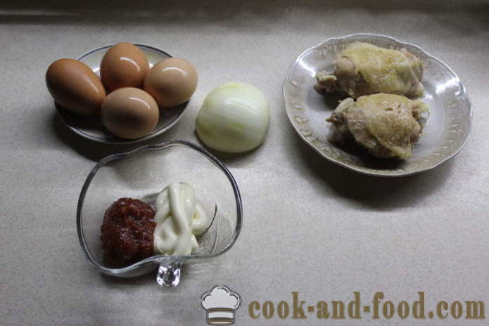 Layered salaatti kanan ja hillosipuleita - Kuinka valmistautua salaatti hillosipulien ja kanaa, jossa askel askeleelta resepti kuvat