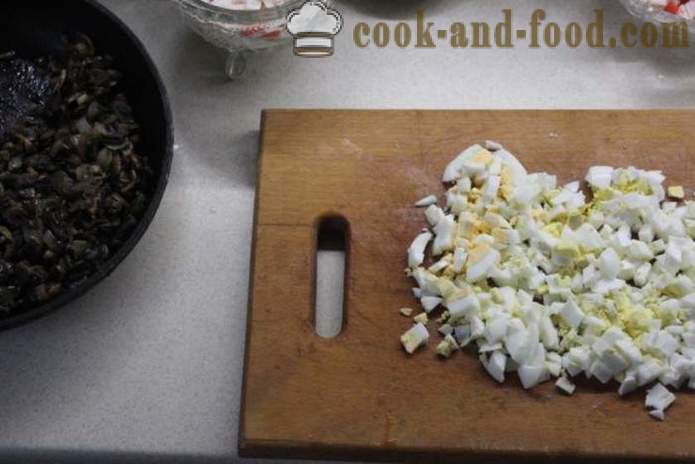 Layered rapu salaatti riisin ja sieniä - miten ruokaa rapu salaatti riisin ja sieniä, askel askeleelta resepti kuvat