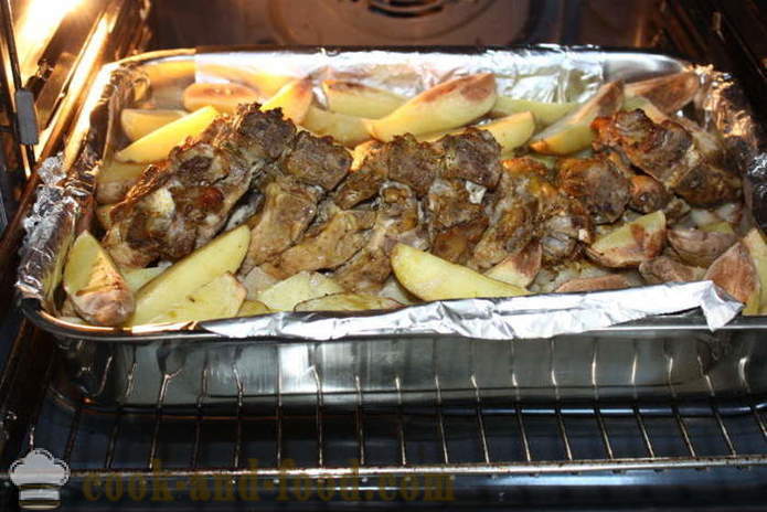 Paistettu porsaan kylkiluita perunat uunissa - kuten uuniperunat pekonilla, askel askeleelta resepti kuvat