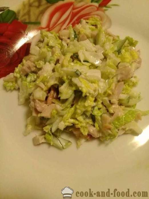 Tuore salaatti kanan - miten valmistautua salaatti savustettu kana, kiinankaali ja kurkku, jossa askel askeleelta resepti kuvat