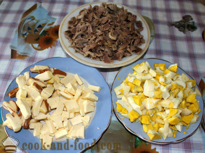 Salaatti makkara juusto ja kanaa navels - miten tehdä salaatti kivipiiran ja juustoa, askel askeleelta resepti kuvat