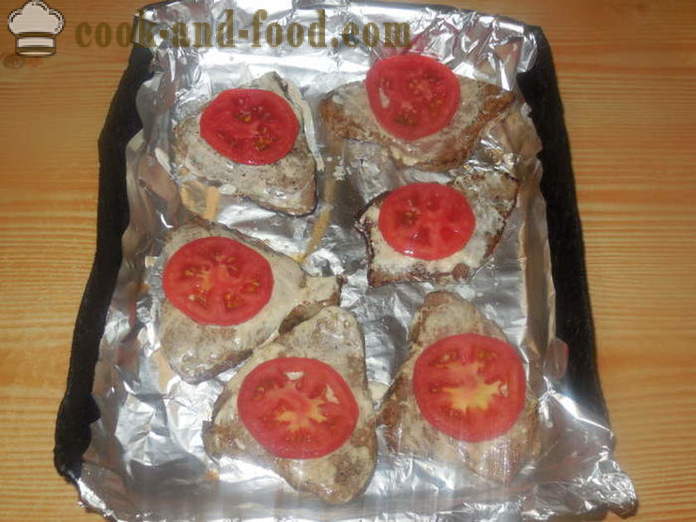 Liha tomaatin ja juustoa uunissa - miten ruokaa mehukas lihan uunissa, jossa askel askeleelta resepti kuvat