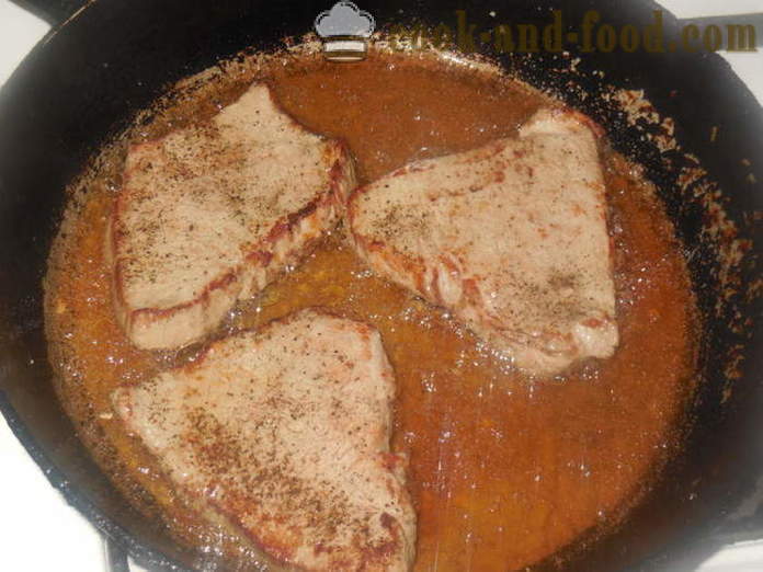 Liha tomaatin ja juustoa uunissa - miten ruokaa mehukas lihan uunissa, jossa askel askeleelta resepti kuvat