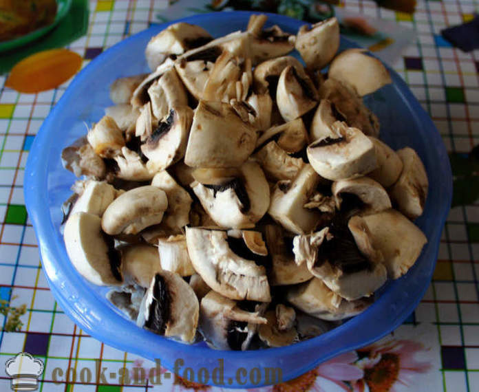 Herkullinen papu salaatti sieniä ja krutonkeja - miten ruokaa papusalaattia, askel askeleelta resepti kuvat