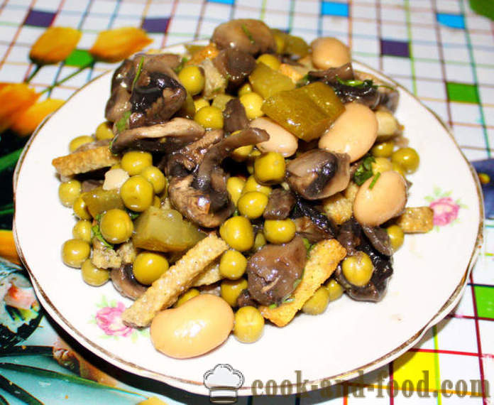 Herkullinen papu salaatti sieniä ja krutonkeja - miten ruokaa papusalaattia, askel askeleelta resepti kuvat