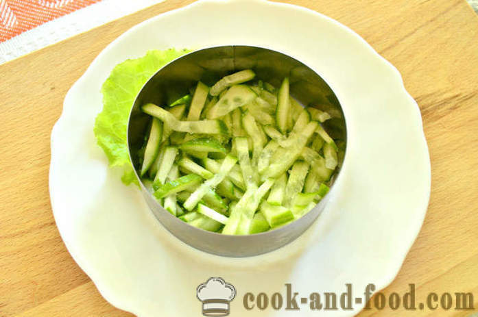 Kerroksittain salaatti maissi ja rapu sauvat erissä - miten valmistaa kerroksittainen salaatti rengas, jossa on askel askeleelta resepti kuvat