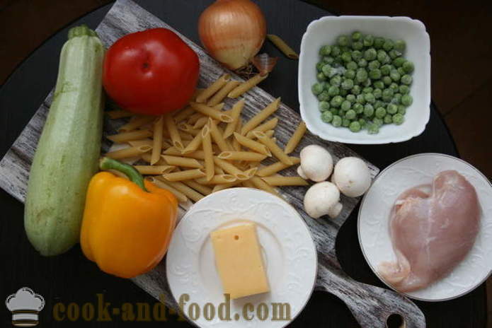Italian kotitekoista pastaa, kanaa, kasviksia ja juustoa - miten ruokaa italialaista pastaa kotona, askel askeleelta resepti kuvat