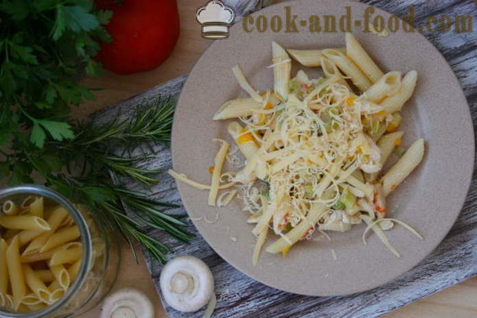 Italian kotitekoista pastaa, kanaa, kasviksia ja juustoa - miten ruokaa italialaista pastaa kotona, askel askeleelta resepti kuvat
