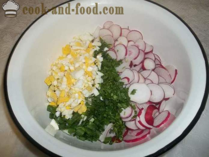 Herkullinen salaatti retiisi kananmunalla ja vihreä sipuli - kuinka valmistaa salaatti retiisi, askel askeleelta resepti kuvat