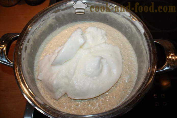 Pääsiäinen kakku manteleita ja rusinoita, maitoa - miten leipoa kakun uunissa, jossa askel askeleelta resepti kuvat