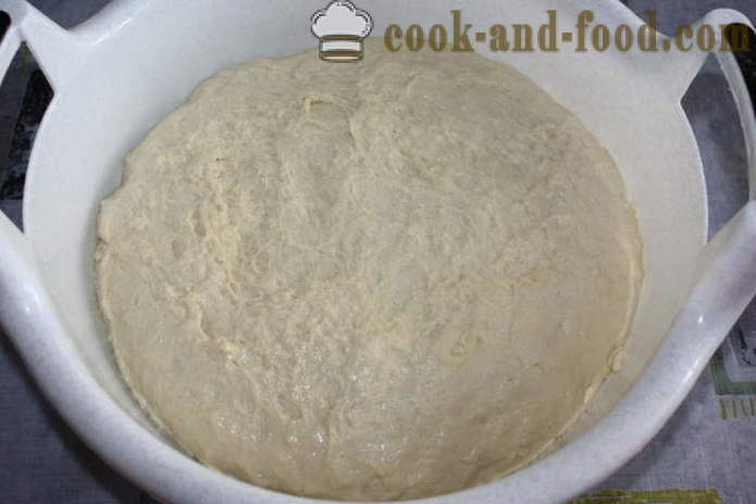 Pääsiäinen kakku manteleita ja rusinoita, maitoa - miten leipoa kakun uunissa, jossa askel askeleelta resepti kuvat