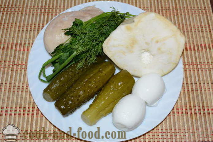 Sellerisalaattia kanaa, kananmunaa, kurkkua ja majoneesi - Kuinka valmistautua salaatti selleri root, askel askeleelta resepti kuvat