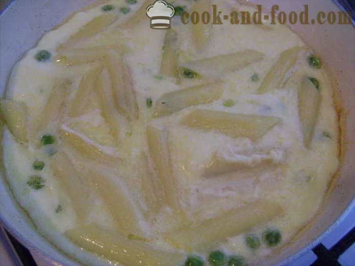 Munakas pasta pannulla - miten ruokaa munakas pastaa, juustoa ja pippuria, jossa askel askeleelta resepti kuvat