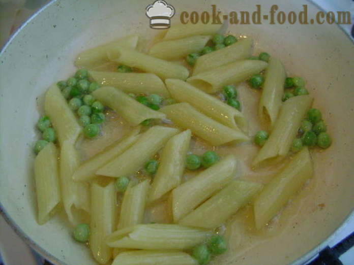 Munakas pasta pannulla - miten ruokaa munakas pastaa, juustoa ja pippuria, jossa askel askeleelta resepti kuvat