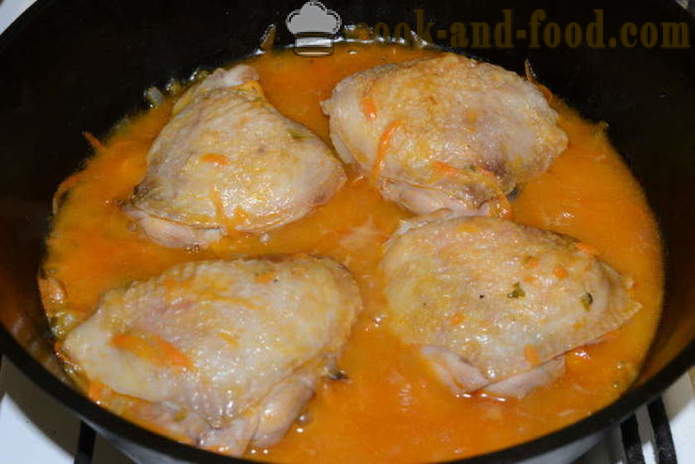 Kanan reidet haudutettua sipulia, porkkanaa ja suolakurkkua - miten ruokaa herkullinen kanan reidet pannulla, jossa askel askeleelta resepti kuvat