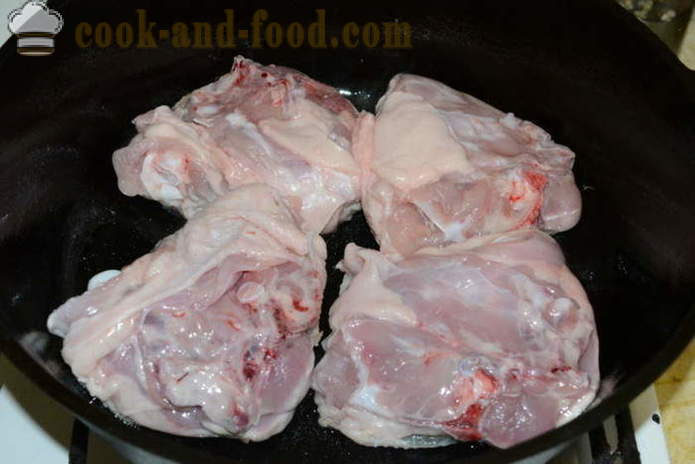 Kanan reidet haudutettua sipulia, porkkanaa ja suolakurkkua - miten ruokaa herkullinen kanan reidet pannulla, jossa askel askeleelta resepti kuvat