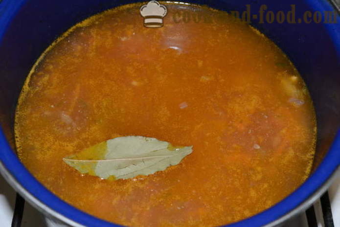Peruna keitto jäädytettyjen lihapullia ja suolakurkkuja - miten ruokaa perunan keitto lihapullat, jossa askel askeleelta resepti kuvat