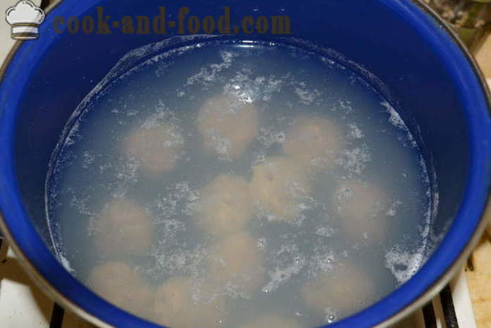 Peruna keitto jäädytettyjen lihapullia ja suolakurkkuja - miten ruokaa perunan keitto lihapullat, jossa askel askeleelta resepti kuvat