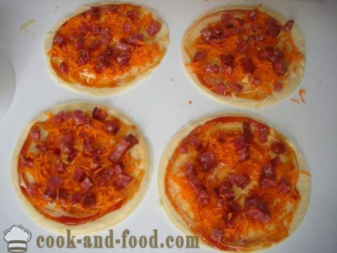 Mini pizza lehtitaikina kanssa makkaraa ja juustoa - miten tehdä mini-pizza lehtitaikina, jossa askel askeleelta resepti kuvat