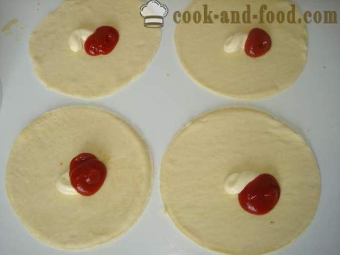 Mini pizza lehtitaikina kanssa makkaraa ja juustoa - miten tehdä mini-pizza lehtitaikina, jossa askel askeleelta resepti kuvat