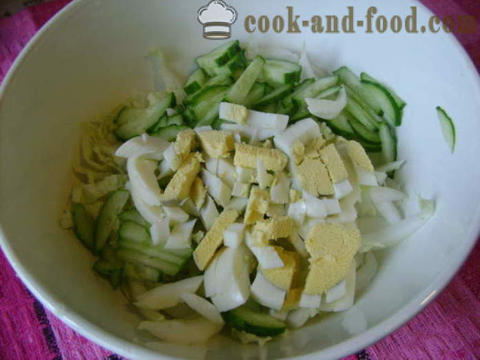 Salaatti kiinankaali, kurkku, muna ja kevätsipulia - miten ruokaa herkullinen salaatti kiinankaali, askel askeleelta resepti kuvat