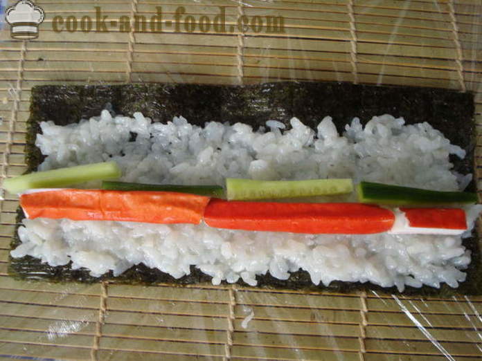 Sushi taskurapu tikkuja ja kurkku - miten sushi rapu tikkuja kotona, askel askeleelta resepti kuvat
