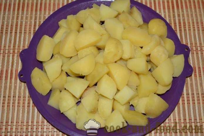 Keitetyt perunat niiden nahat pannulla paistettu - herkullinen ruokalaji keitettyä perunaa niiden teemoja koristeeksi