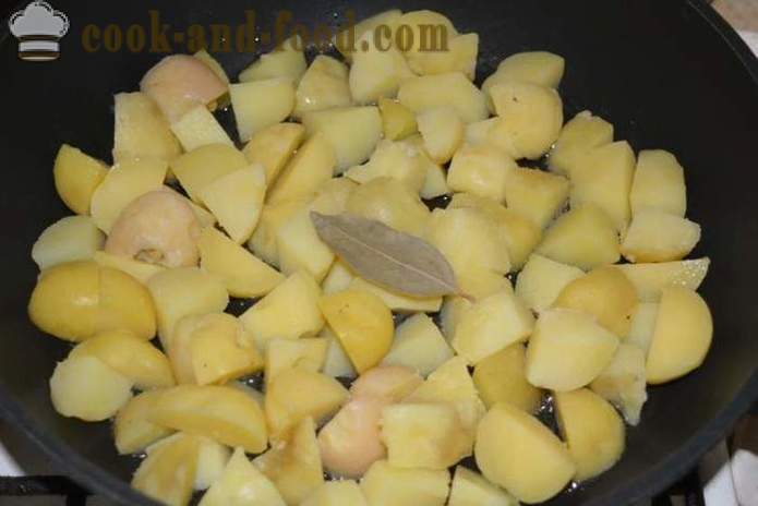Keitetyt perunat niiden nahat pannulla paistettu - herkullinen ruokalaji keitettyä perunaa niiden teemoja koristeeksi