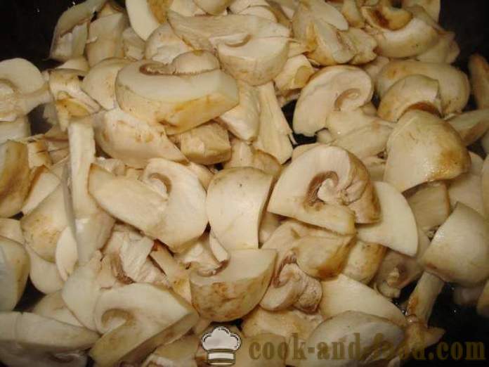 Tuoreita sieniä paistetaan pannulla - miten ruokaa paistettuja sieniä, askel askeleelta resepti kuvat