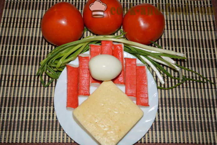 Salaatti taskurapu tikkuja, tomaattia, juustoa ja munia - miten ruokaa herkullinen salaatti taskurapu tikkuja, askel askeleelta resepti kuvat