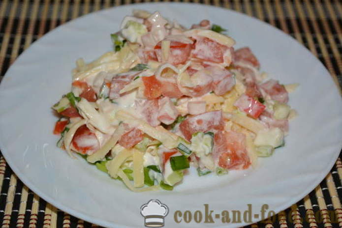 Salaatti taskurapu tikkuja, tomaattia, juustoa ja munia - miten ruokaa herkullinen salaatti taskurapu tikkuja, askel askeleelta resepti kuvat