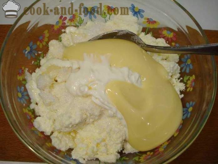 Rahka jälkiruoka on tiivistetty maito, banaani ja punaherukka - miten ruokaa juustokakku jälkiruoka ilman liivatetta, askel askeleelta resepti kuvat