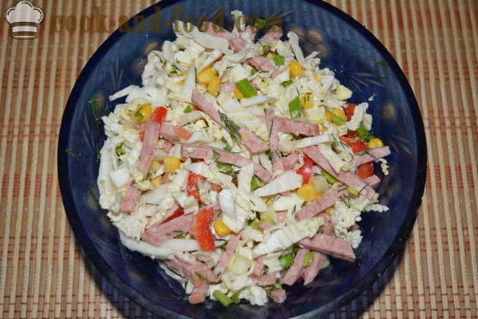 Salaatti kiinankaali savustettua makkaraa, paprikaa ja purkitettu maissi - kuinka valmistaa salaatti kiinankaali maissi ja makkaraa, askel askeleelta resepti kuvat