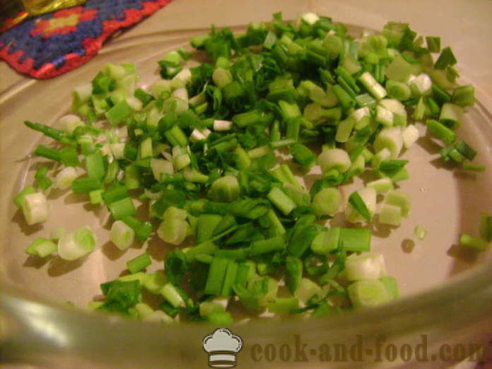 Salaatti: kurkut, munat, ruohosipuli ja majoneesi - miten kurkkusalaattia majoneesia, askel askeleelta resepti kuvat