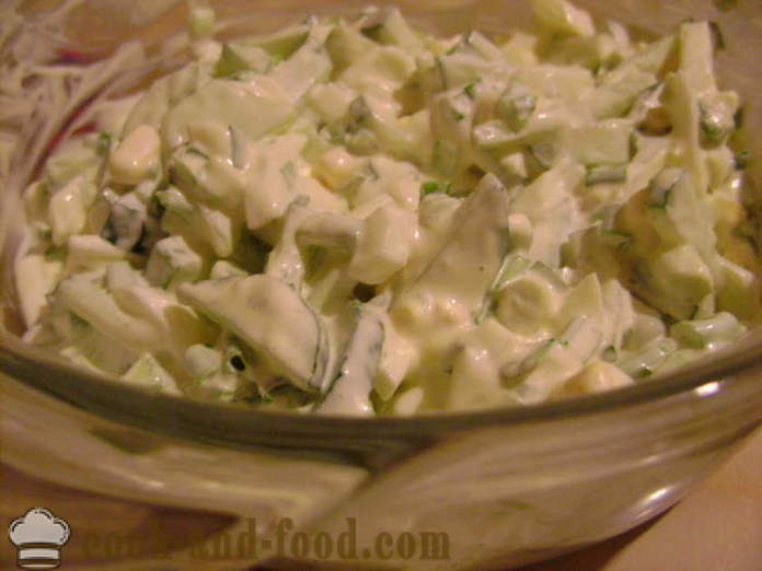 Salaatti: kurkut, munat, ruohosipuli ja majoneesi - miten kurkkusalaattia majoneesia, askel askeleelta resepti kuvat