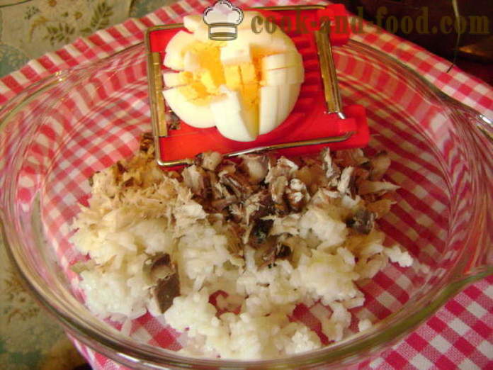 Yksinkertainen kalaa salaattia riisiä ja muna - miten ruokaa kala salaatti riisiä, askel askeleelta resepti kuvat