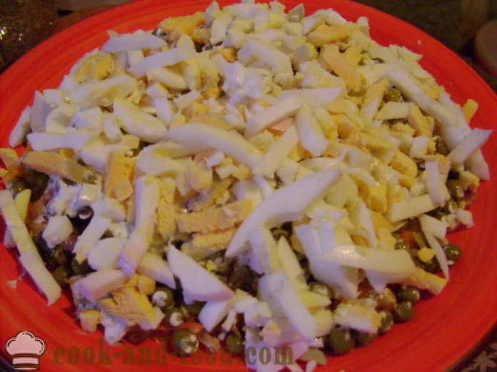 Layered salaatti tinatulla sardiineja - miten valmistautua salaatti sardiineja, askel askeleelta resepti kuvat
