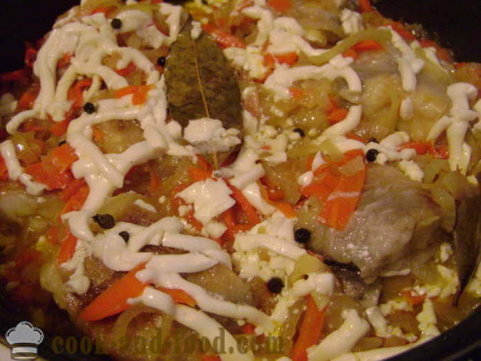 Herkullinen resepti brotoly haudutettu sipulia ja vihanneksia - ruoanlaittoon brotola kala majoneesia, askel askeleelta resepti kuvat