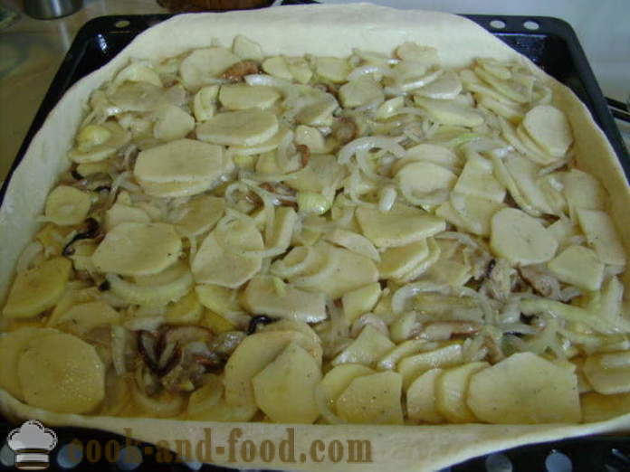 Hiiva piirakka perunoita ja herkkusieniä - miten ruokaa kakku sienet ja perunat, jossa askel askeleelta resepti kuvat