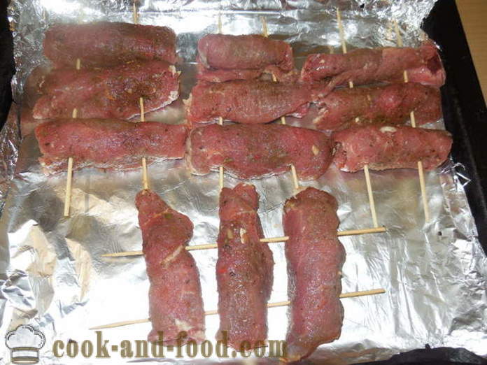 Meat rolls täytetty uunissa - miten ruokaa lihaa rullaa vartaat, askel askeleelta resepti kuvat