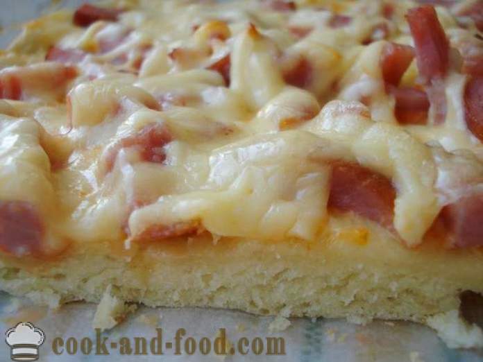Kotitekoinen pizza makkaraa ja juustoa uunissa - miten tehdä pizzaa kotona, askel askeleelta resepti kuvat