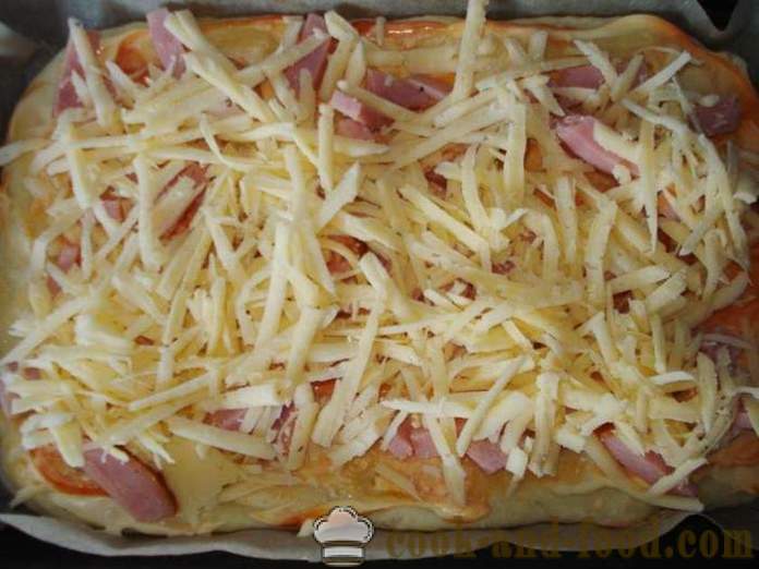 Kotitekoinen pizza makkaraa ja juustoa uunissa - miten tehdä pizzaa kotona, askel askeleelta resepti kuvat