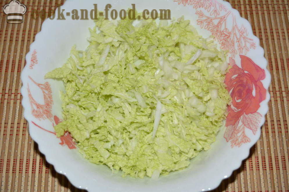 Yksinkertainen salaatti kiinankaali, kana ja maissi - miten valmistautua salaatti kiinankaali kananrintaa, askel askeleelta resepti kuvat