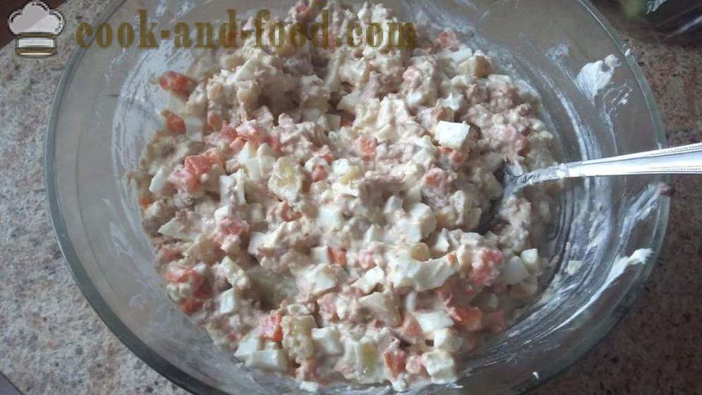 Salaatti tonnikalaa kananmunalla ja perunoita - miten valmistautua salaatti tonnikala purkitettu, askel askeleelta resepti kuvat
