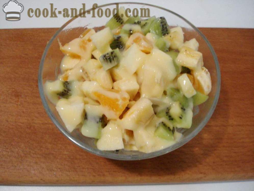 Yksinkertainen hedelmäsalaattia on tiivistetty maito - miten tehdä hedelmäsalaattia, askel askeleelta resepti kuvat