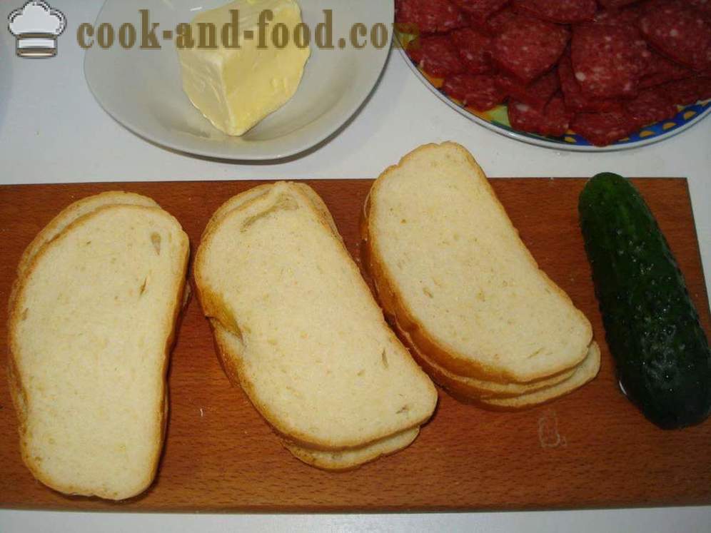 Voileipiä makkaraa, juustoa ja kurkkua - miten tehdä voileivän makkaraa ja juustoa, askel askeleelta resepti kuvat